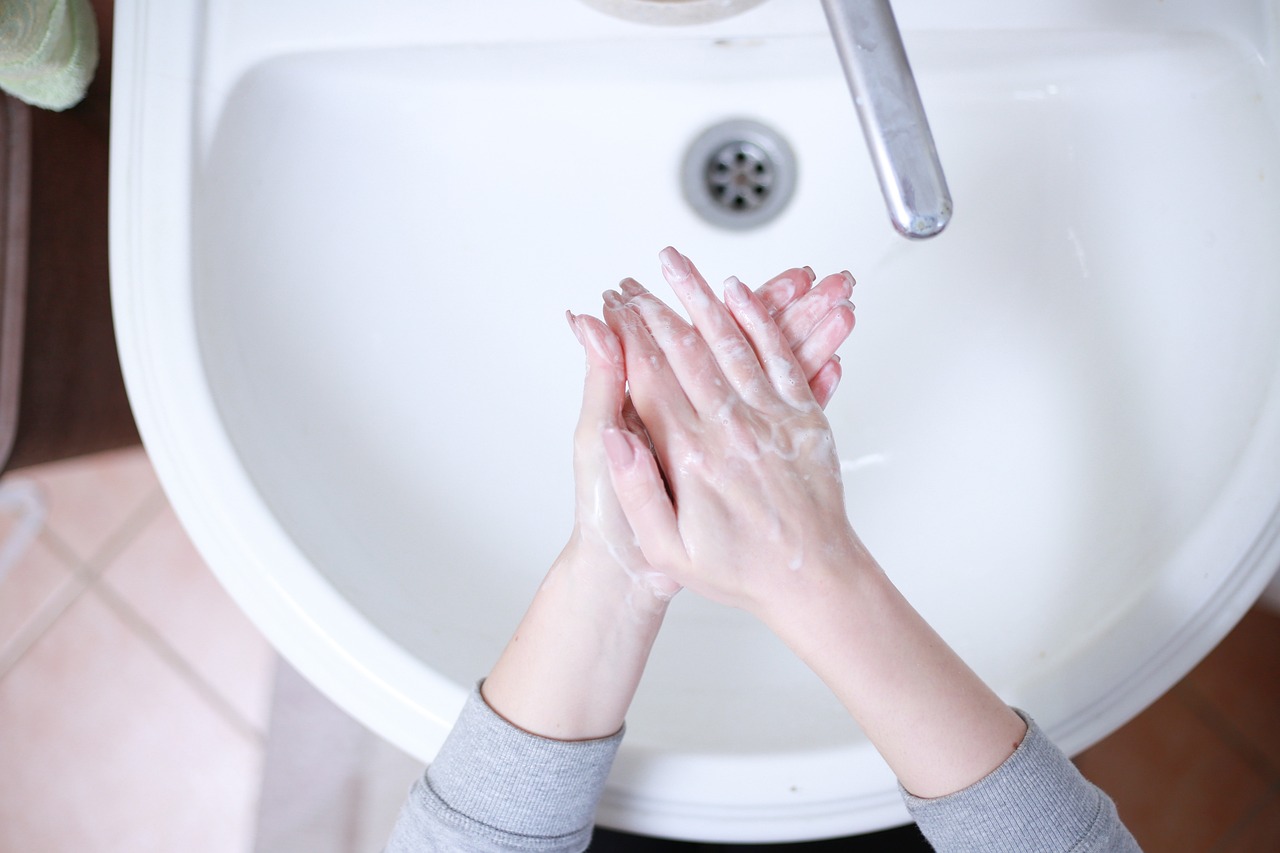 découvrez des conseils pratiques pour économiser l'eau dans votre salle de bain et contribuer à la protection de l'environnement tout en réduisant vos factures.