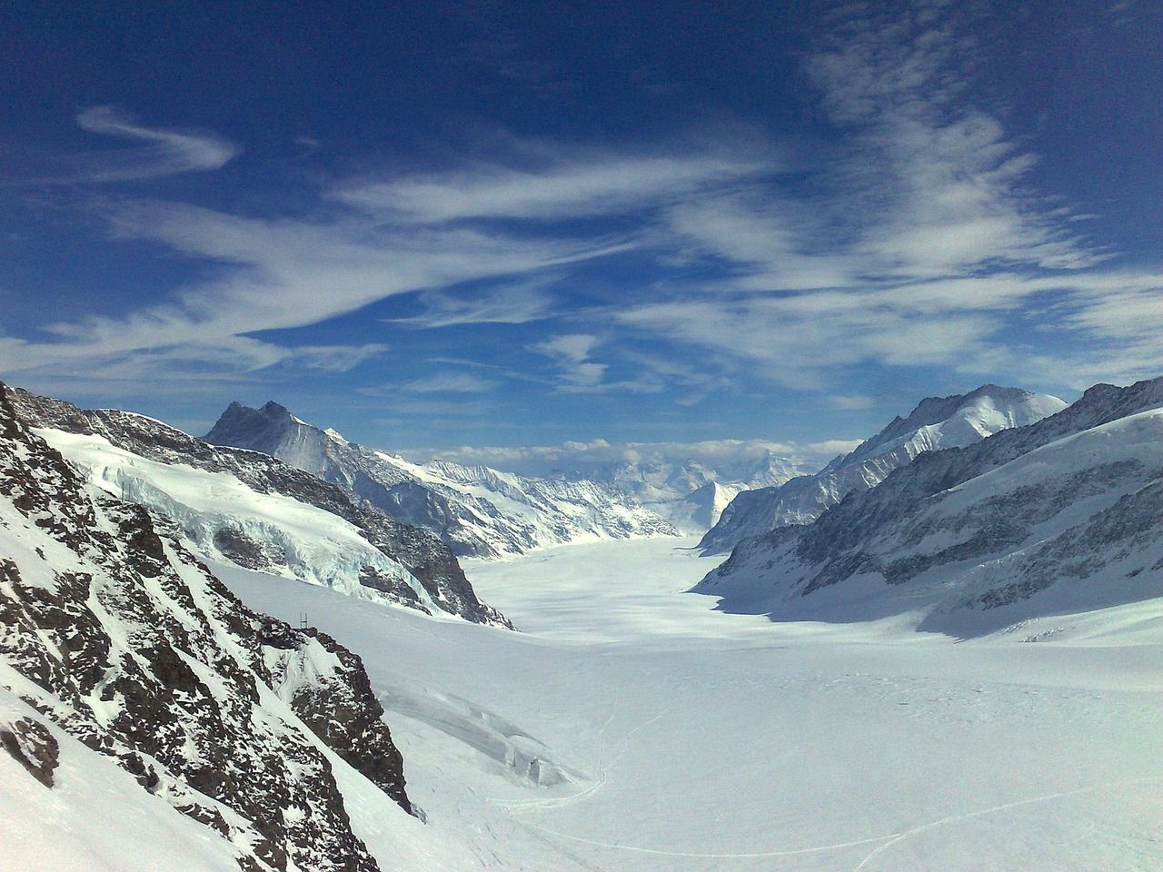 découvrez la beauté et l'importance des glaciers, ces masses de glace majestueuses qui façonnent notre planète et témoignent des changements climatiques.