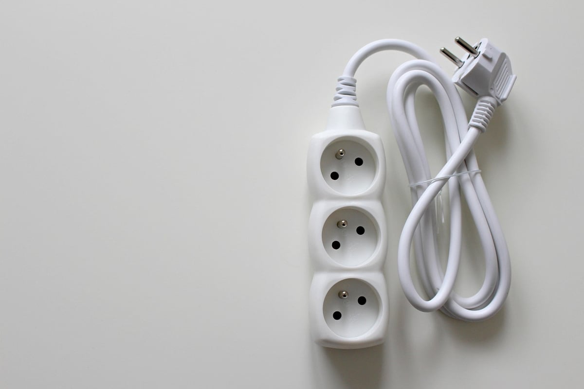 Énergie : La consommation électrique en France reste stable en 2025, un signe révélateur de son retard technologique