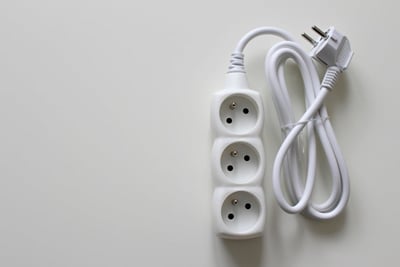 Énergie : La consommation électrique en France reste stable en 2025, un signe révélateur de son retard technologique