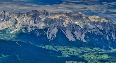 Les Alpes face à l’épuisement de l’or blanc : un avenir en mutation pour les montagnes enneigées