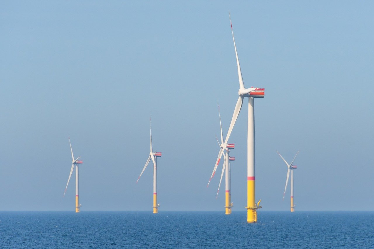Vers 2 tonnes : Quelle est la véritable empreinte carbone de l’énergie éolienne ?