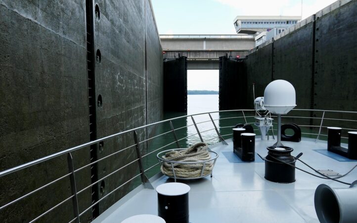 découvrez l'hydroélectricité, une source d'énergie renouvelable qui utilise la force de l'eau pour produire de l'électricité. apprenez comment cette technologie durable contribue à la transition énergétique, réduit les émissions de co2 et nourrit l'avenir de notre planète.