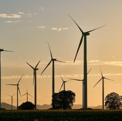 découvrez les enjeux et les avantages des énergies renouvelables, sources d'énergie durables et respectueuses de l'environnement qui contribuent à la lutte contre le changement climatique et à la transition énergétique.