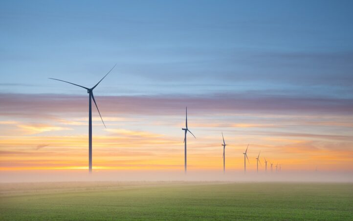 découvrez les énergies marines, une source renouvelable et durable permettant de tirer parti des ressources océaniques pour produire de l'électricité, réduire notre empreinte carbone et lutter contre le changement climatique. explorez les technologies innovantes qui transforment les vagues et les marées en énergie propre.