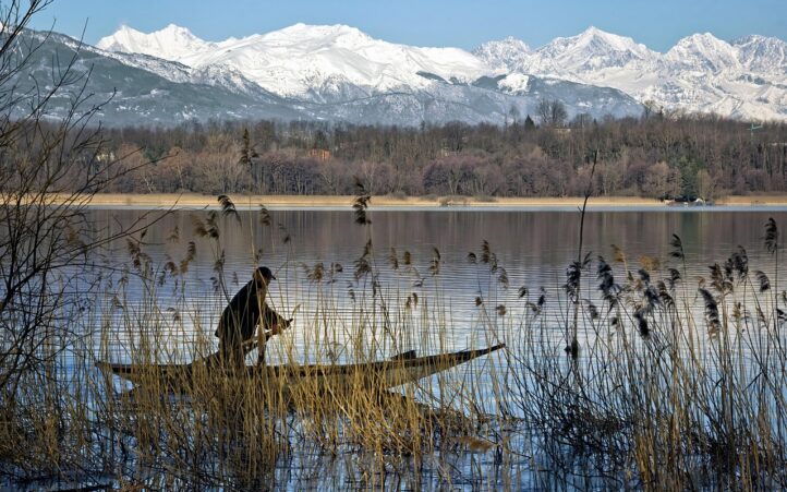découvrez l'avenir de la navigation durable avec nos bateaux solaires, alliant performance et respect de l'environnement. explorez nos modèles innovants conçus pour une expérience de navigation éco-responsable.