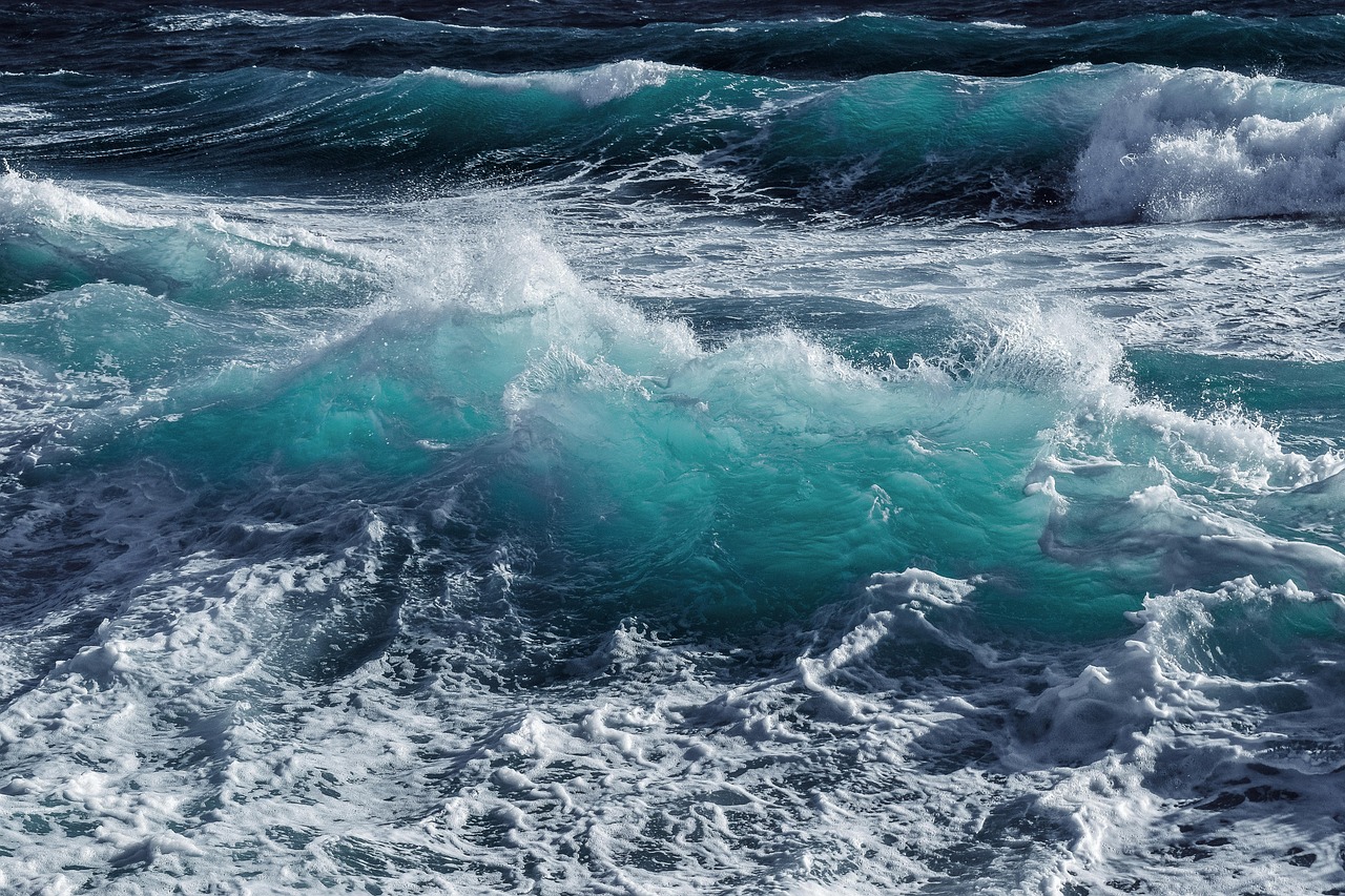 découvrez l'énergie océanique, une source renouvelable et durable qui exploite la puissance des mers et des océans pour produire de l'électricité. explorez les technologies innovantes et les avantages environnementaux de cette ressource inexploitée.