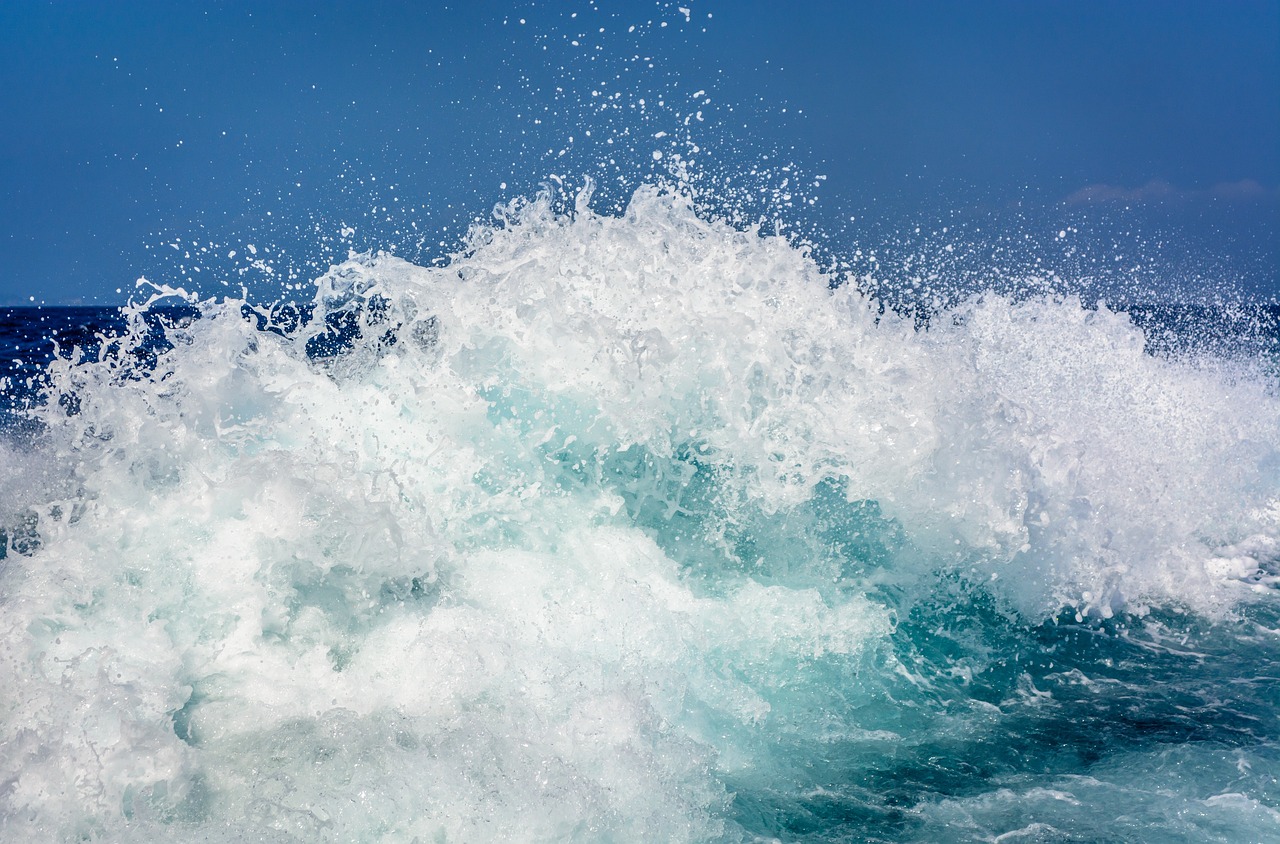 découvrez l'énergie océanique, une source d'énergie renouvelable prometteuse qui exploite la puissance des mers et des océans. apprenez comment cette technologie innovante contribue à la durabilité énergétique et à la lutte contre le changement climatique.