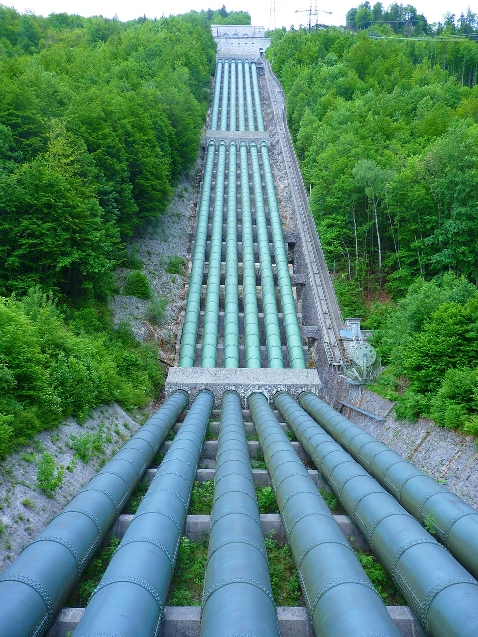 découvrez l'hydroélectricité, une source d'énergie renouvelable et durable qui utilise la puissance de l'eau pour produire de l'électricité. explorez ses avantages, ses technologies et son rôle crucial dans la transition énergétique.