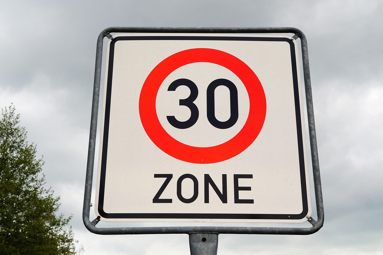 découvrez tout sur les zones à faibles émissions : une initiative innovante visant à réduire la pollution de l'air dans nos villes. apprenez comment ces zones contribuent à améliorer la qualité de vie, encouragent les transports durables et favorisent un environnement plus sain pour tous.