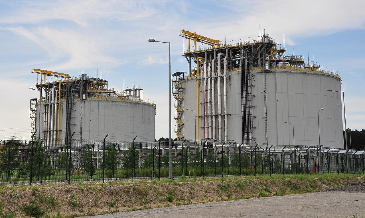 découvrez tout sur le gaz naturel liquéfié (gnl) : son procédé de liquéfaction, ses avantages pour le transport et le stockage, et son rôle dans la transition énergétique.