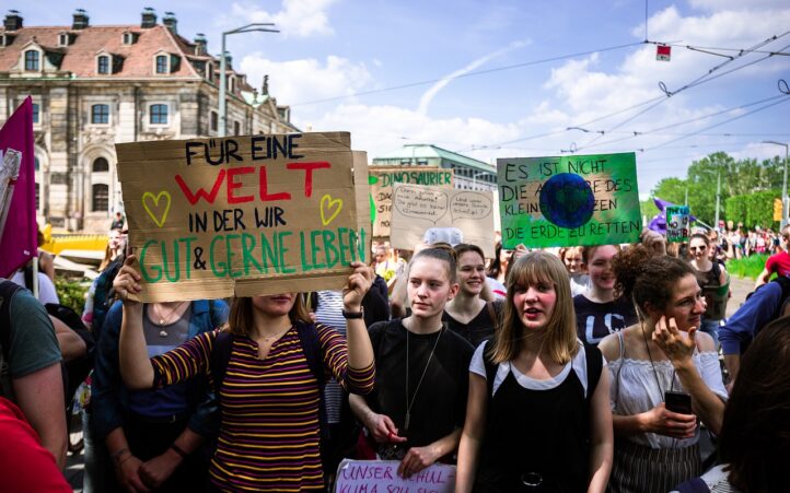 d&eacute;couvrez l'impact de la d&eacute;sinformation climatique, ses cons&eacute;quences sur la soci&eacute;t&eacute; et comment reconna&icirc;tre les fausses informations concernant le changement climatique.