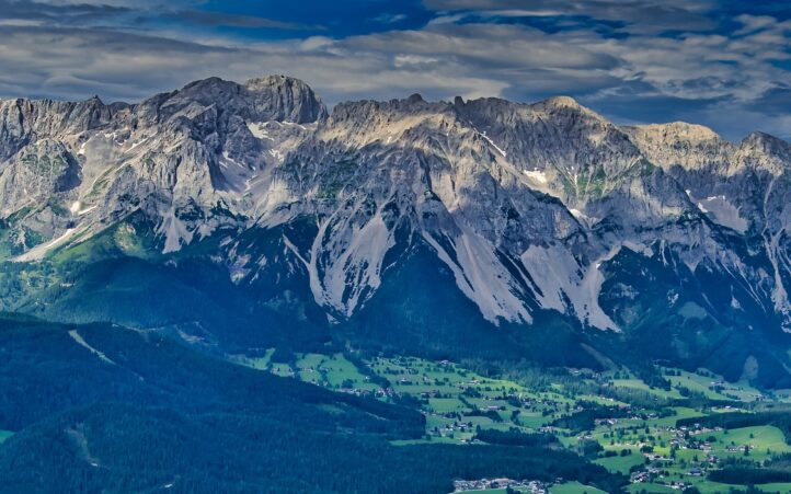 découvrez les alpes, une chaîne de montagnes majestueuse offrant des paysages à couper le souffle, des activités de plein air variées et une riche culture alpine.