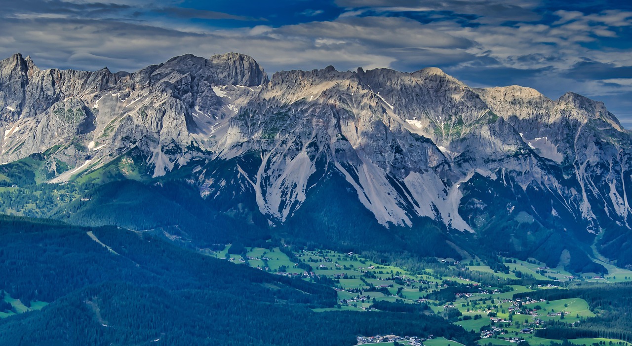 d&eacute;couvrez les alpes, une cha&icirc;ne de montagnes majestueuse offrant des paysages &agrave; couper le souffle, des activit&eacute;s de plein air vari&eacute;es et une riche culture alpine.