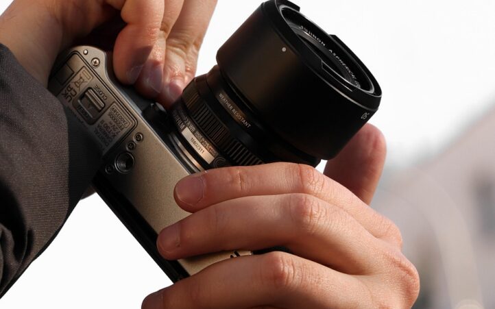 découvrez le mécanisme d'ajustement carbone aux frontières, une politique visant à réduire l'empreinte carbone des importations et à encourager une production durable.