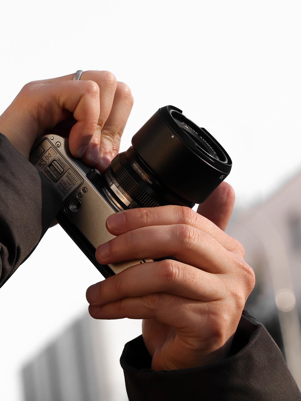 découvrez le mécanisme d'ajustement carbone aux frontières, une politique visant à réduire l'empreinte carbone des importations et à encourager une production durable.