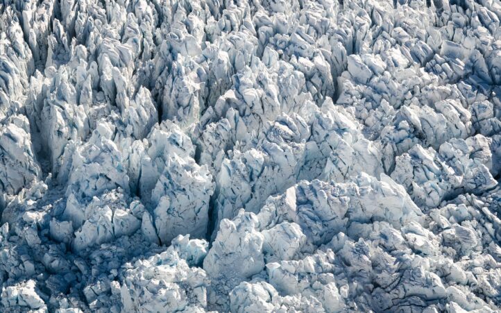 d&eacute;couvrez tout sur les glaciers : formation, &eacute;volution, impact climatique et paysages extraordinaires des grandes calottes glaciaires.