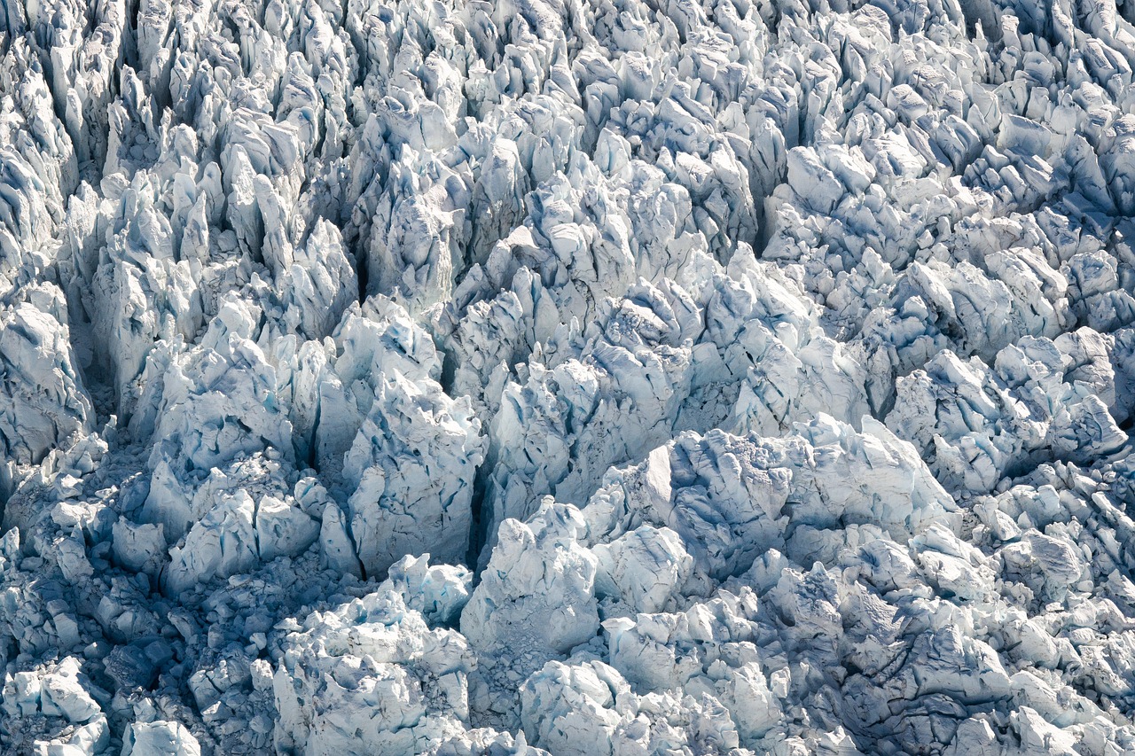 d&eacute;couvrez tout sur les glaciers : formation, &eacute;volution, impact climatique et paysages extraordinaires des grandes calottes glaciaires.