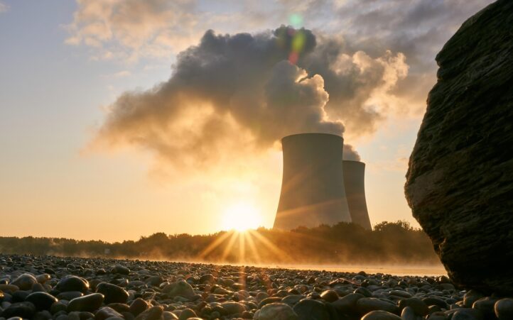 d&eacute;couvrez le fonctionnement des r&eacute;acteurs nucl&eacute;aires, leurs types, avantages, et enjeux li&eacute;s &agrave; la production d'&eacute;nergie nucl&eacute;aire.
